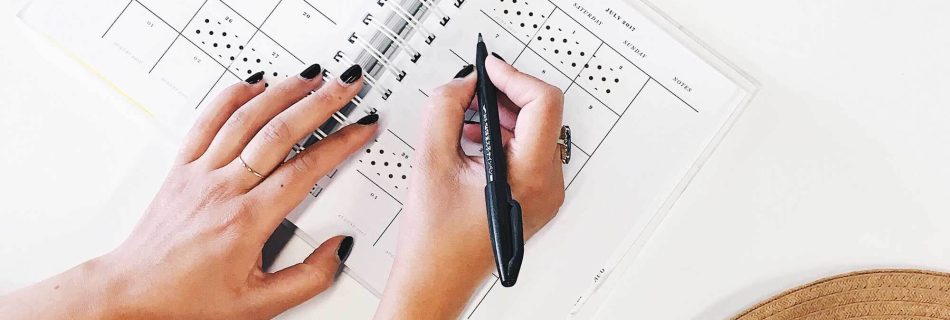 mains écrire agenda bureau rangé propre