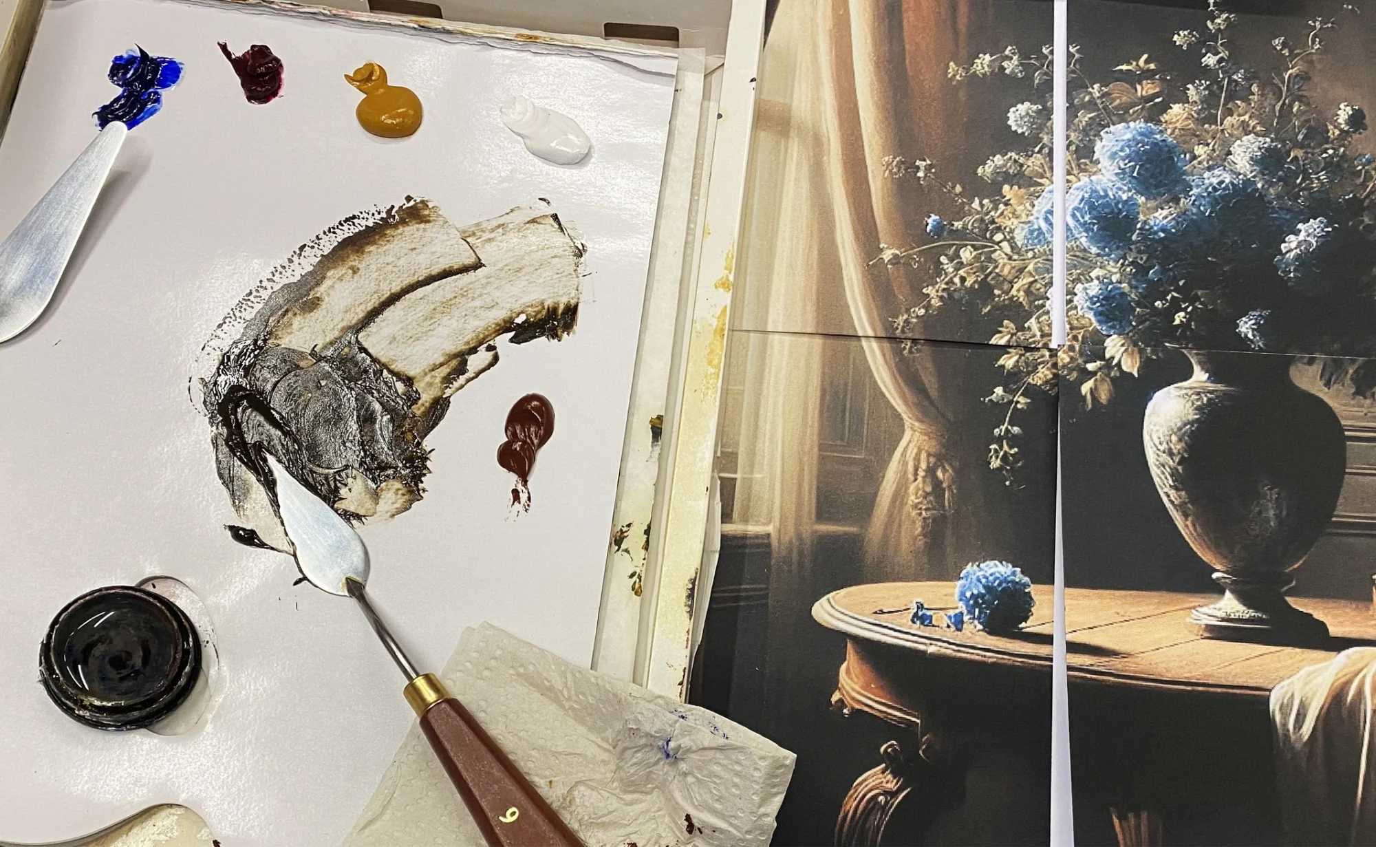 palette et couteau de peinture à côté du sujet