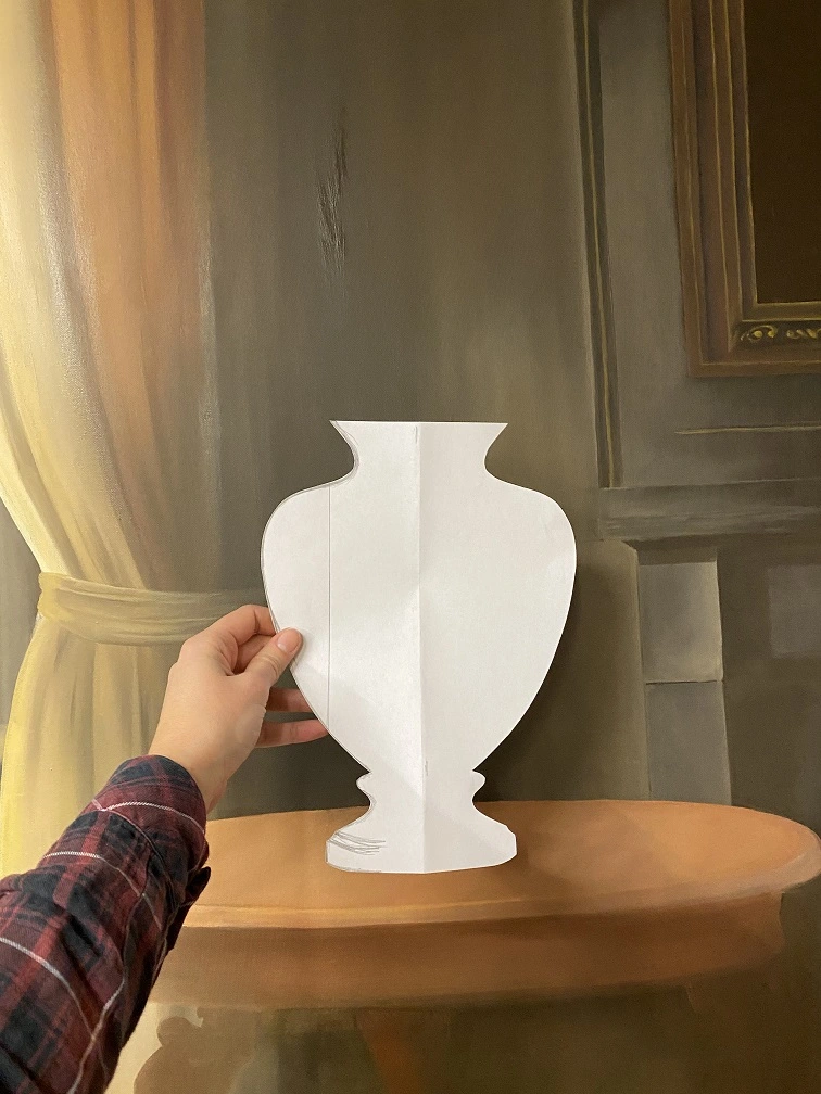 La forme du vase découpé et présenté devant la toile