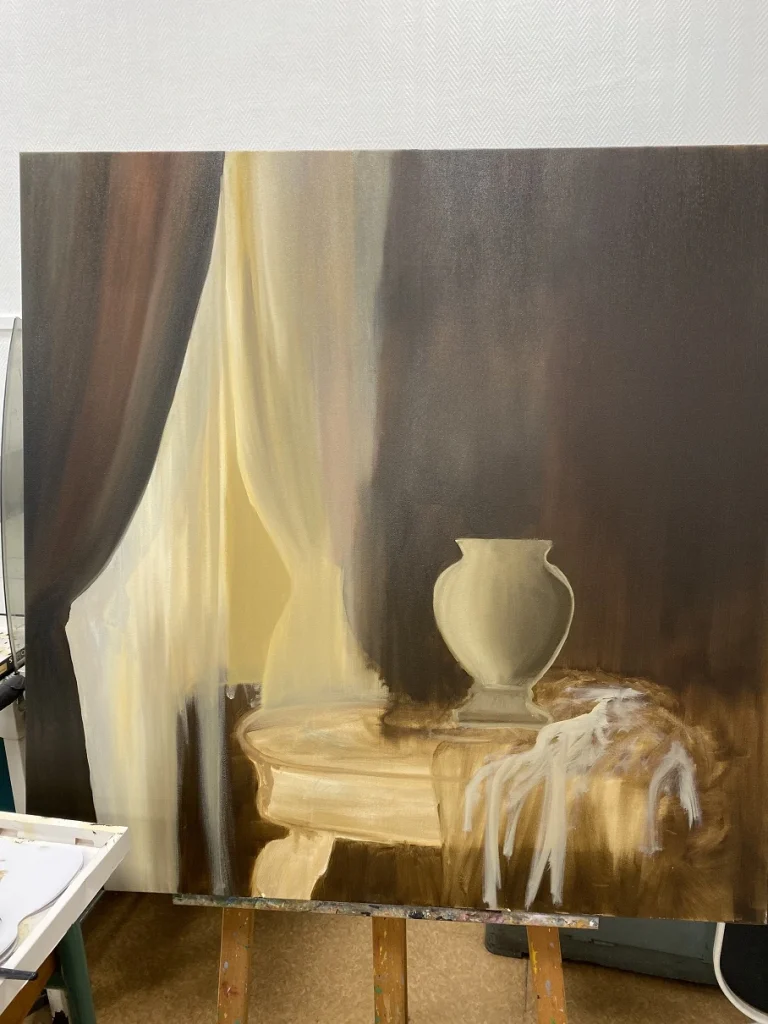Étape intermédiaire d’un tableau en peinture à l’huile avec test de vase et début de rideaux